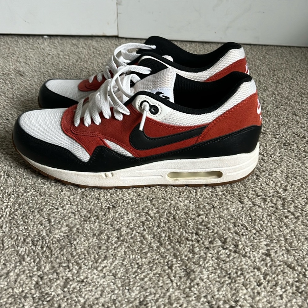 Men’s Nike Air Max 90 (size 9)